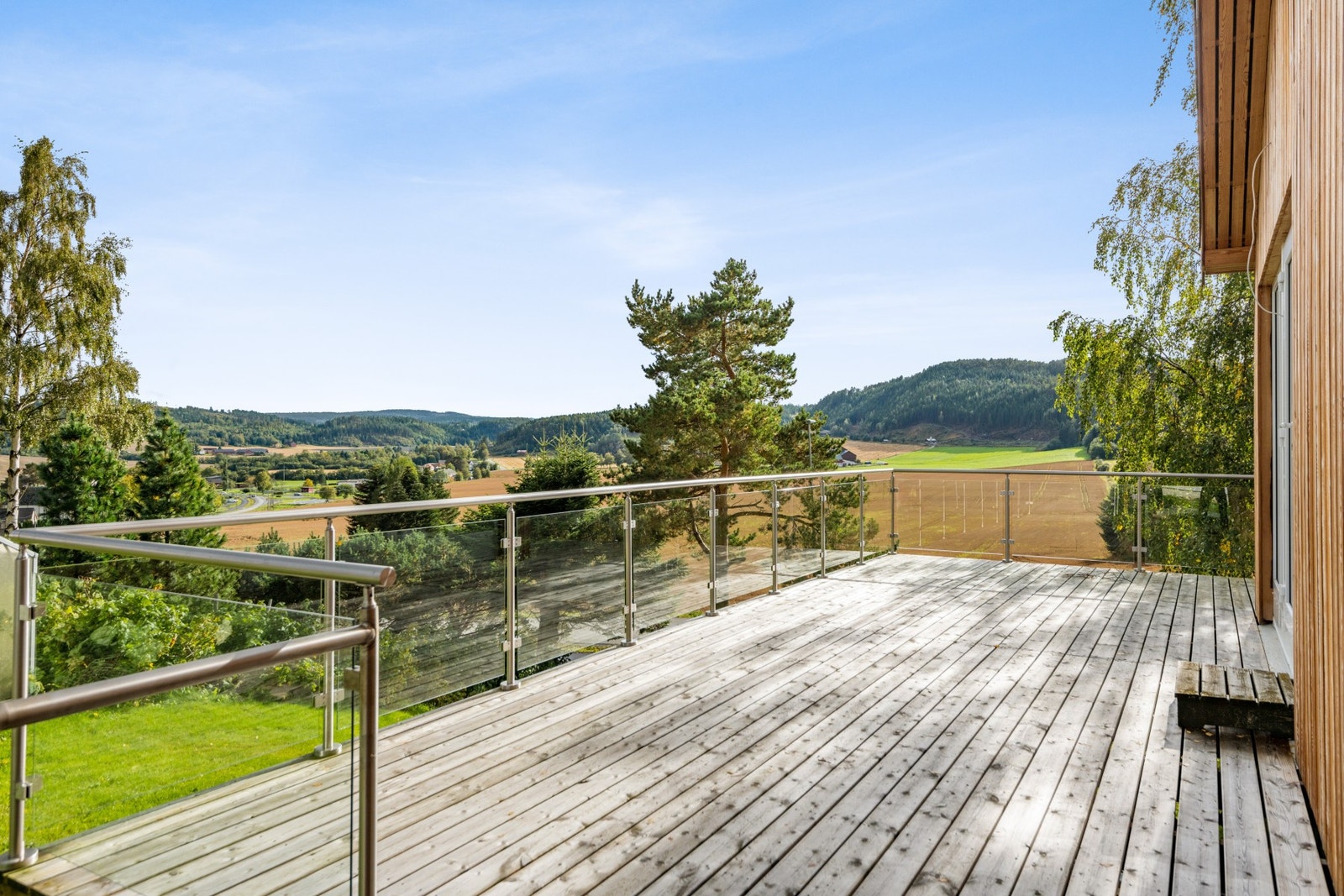 Flott utsikt og god plass til grill og hagemøbler. Galleribilde