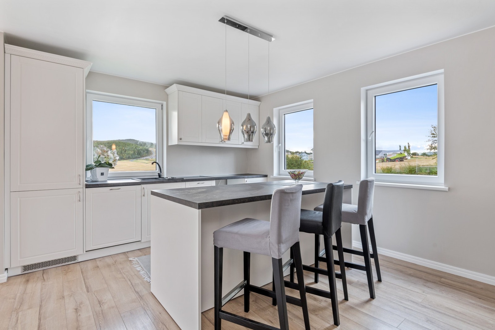 Kjøkkenet er fra 2018 og framstår som nytt. Galleribilde