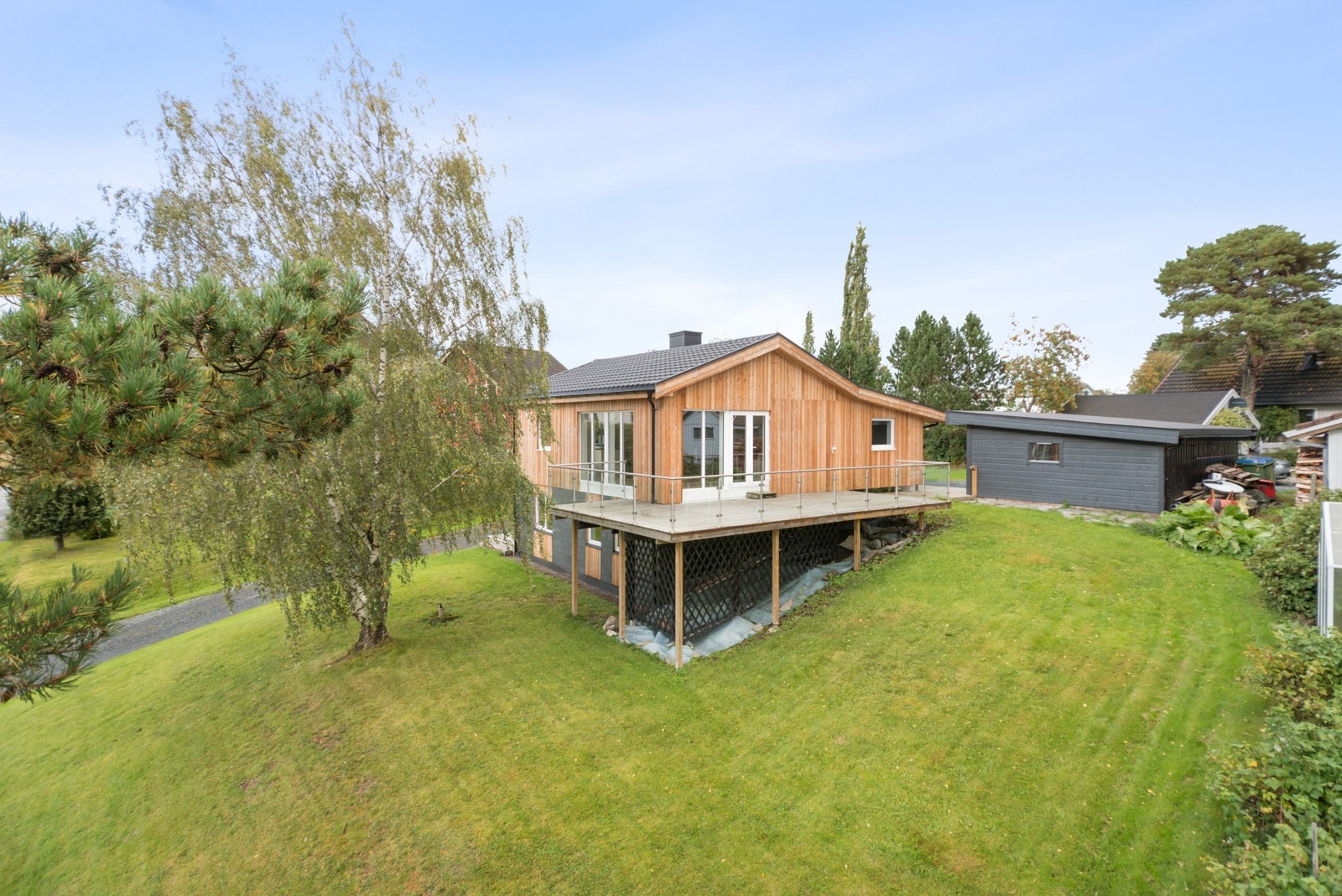 Stor veranda med gode solforhold. Galleribilde