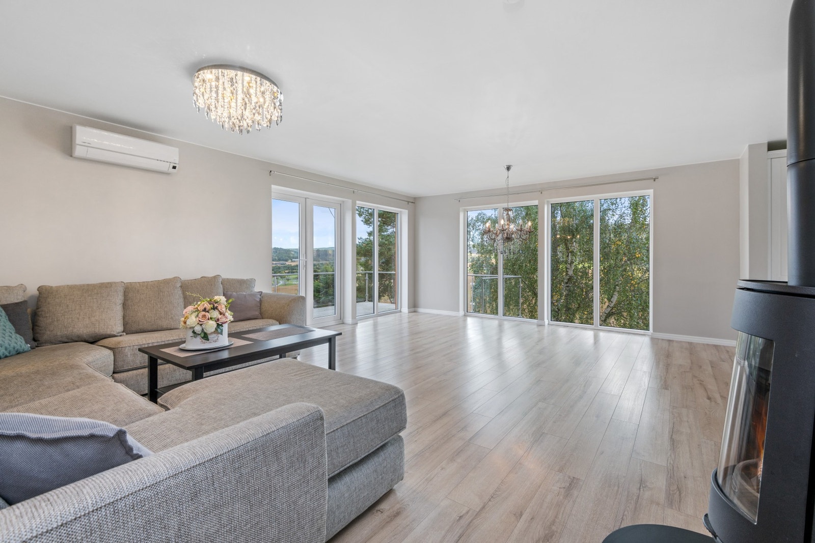 Romslig stue med store vindusflater som besørger gode lysforhold. Galleribilde