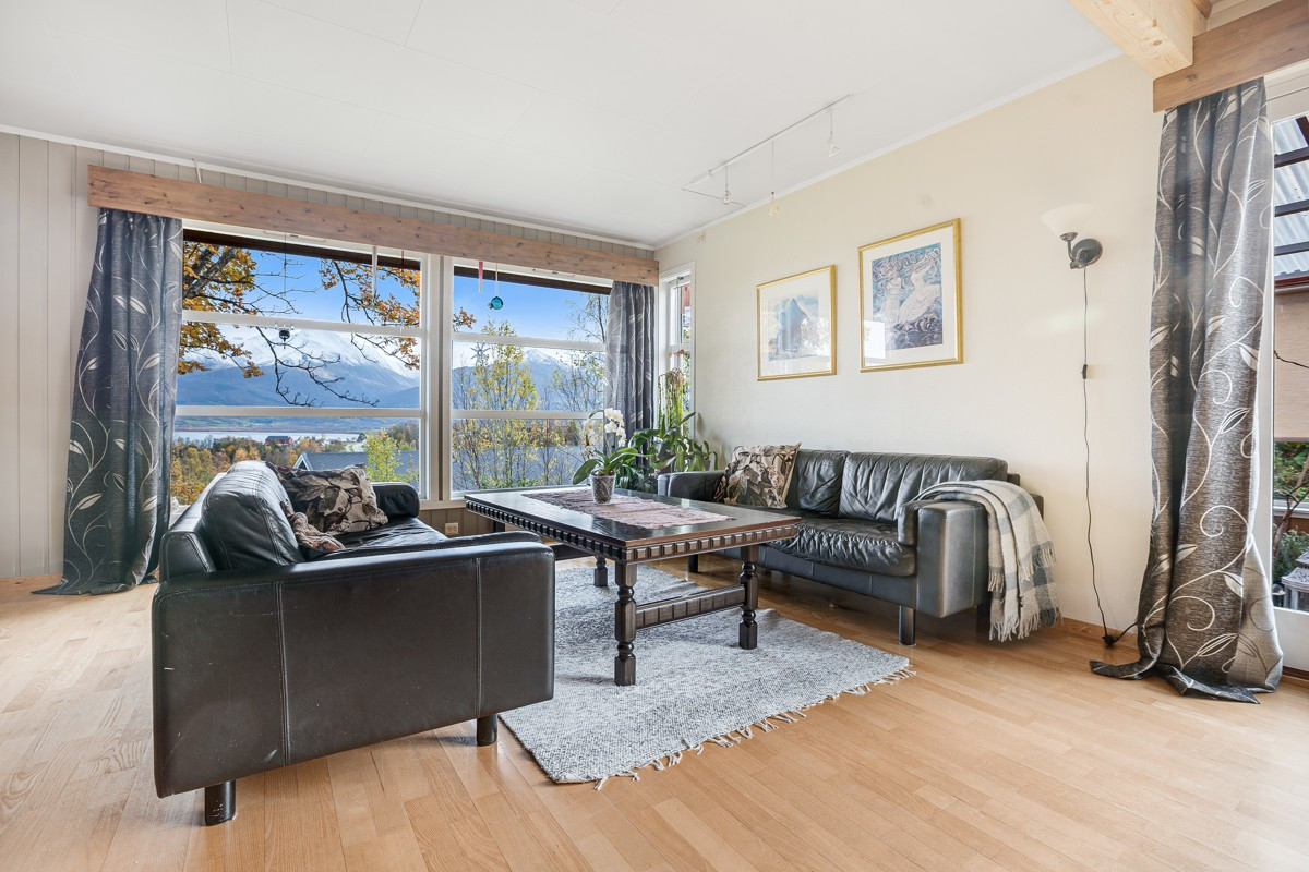 Godt med innslipp av lys og flott utsikt fra stue
