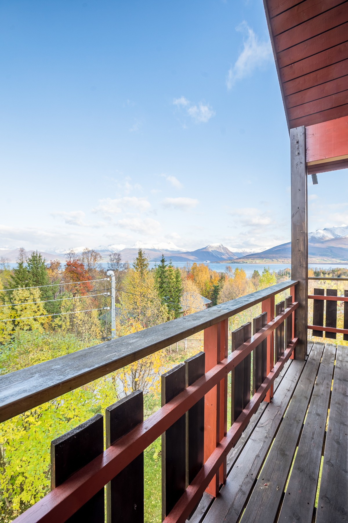 Flott utsikt mot Balsfjorden fra veranda i 2. etasje