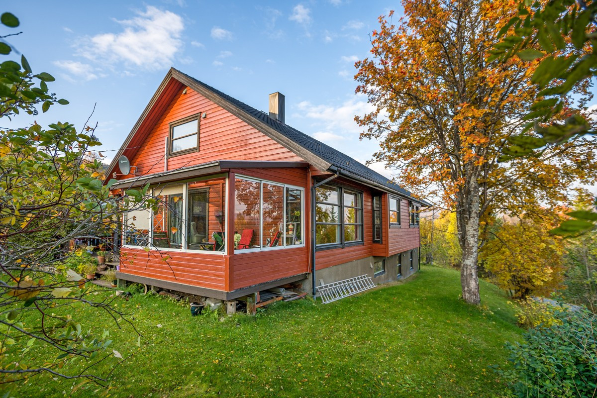 Godt vedlikeholdt enebolig med garasje og nydelig utsikt over Balsfjorden!