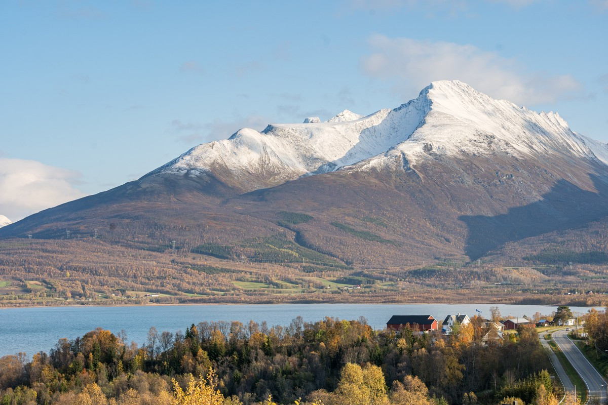 Nydelig utsikt mot sjø og fjell
