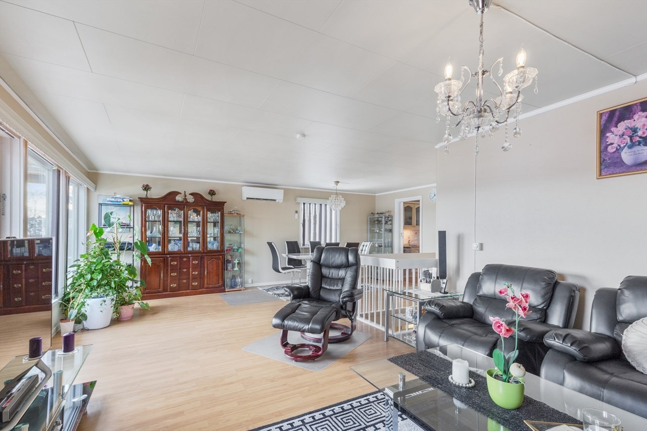 Stuen oppleves som romslig og lys, og har en størrelse som gir god plass for sofagruppe, tv-løsning og spisebord. Galleribilde