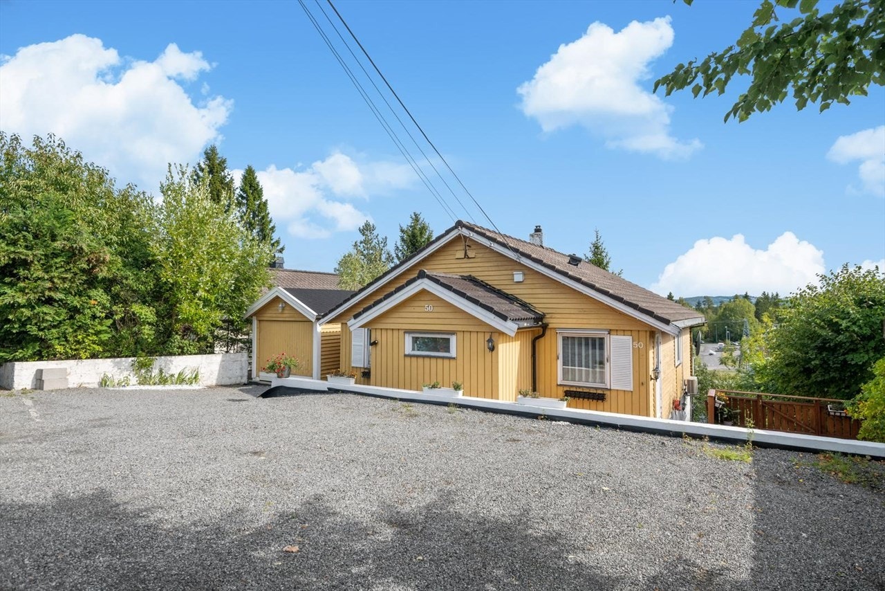 Biloppstillingsplasser på gårdsplass. Galleribilde