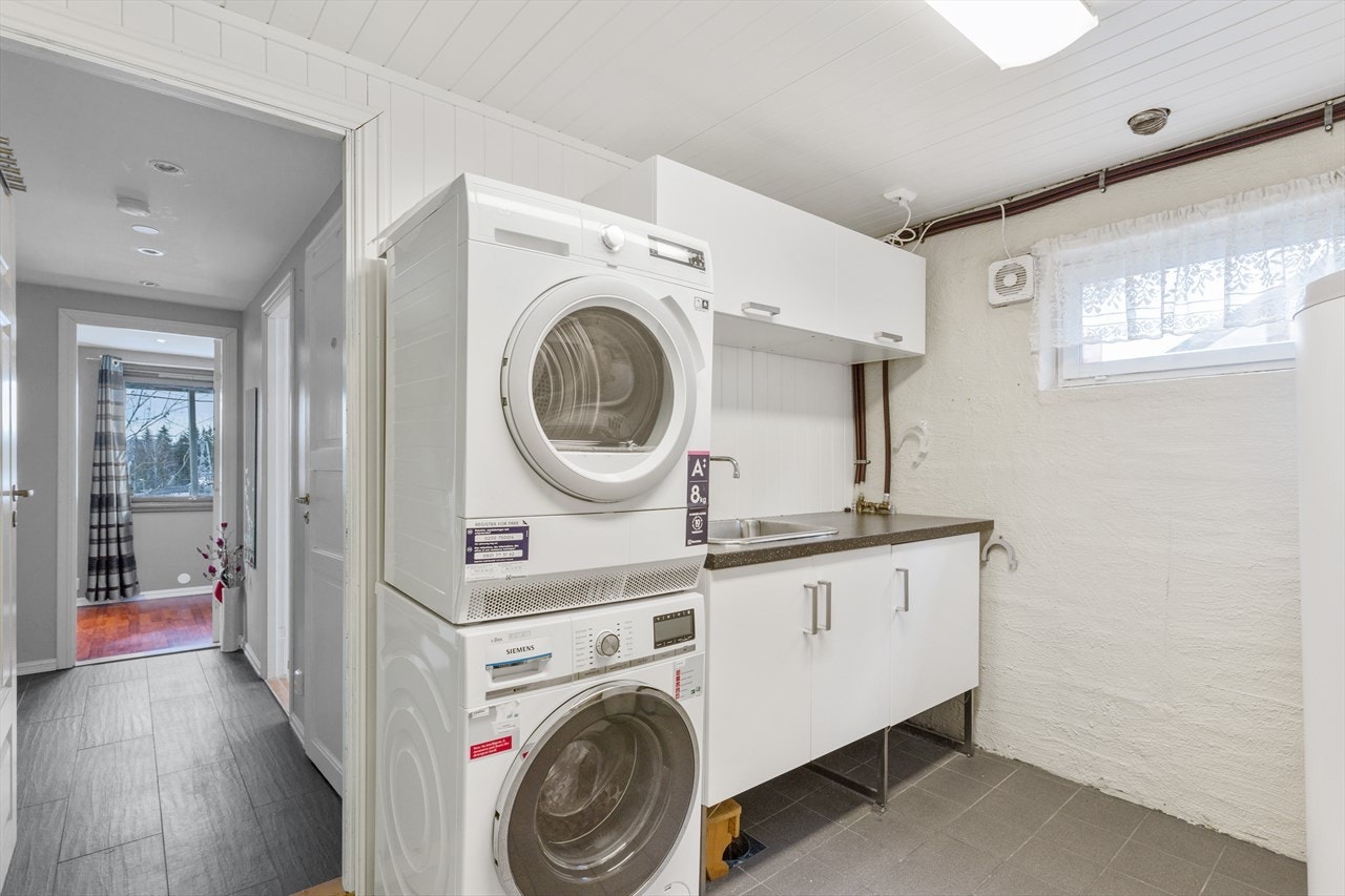 kjelleretasjen utstyrt med entré, trapperom, wc, vaskerom, kontor/mellomgang, disponibelt rom, et soverom og 2 stk boder. Galleribilde