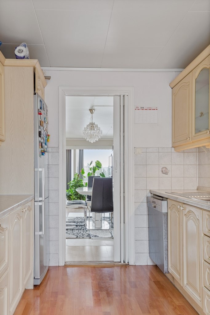 Kjøkkeninnredning med lakkerte profilerte formpressede fronter Galleribilde