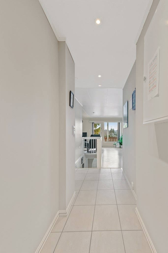 Rommet har fliser med varmekabler, hylle, god plass for oppheng, skoskap og garderobeskap. Galleribilde