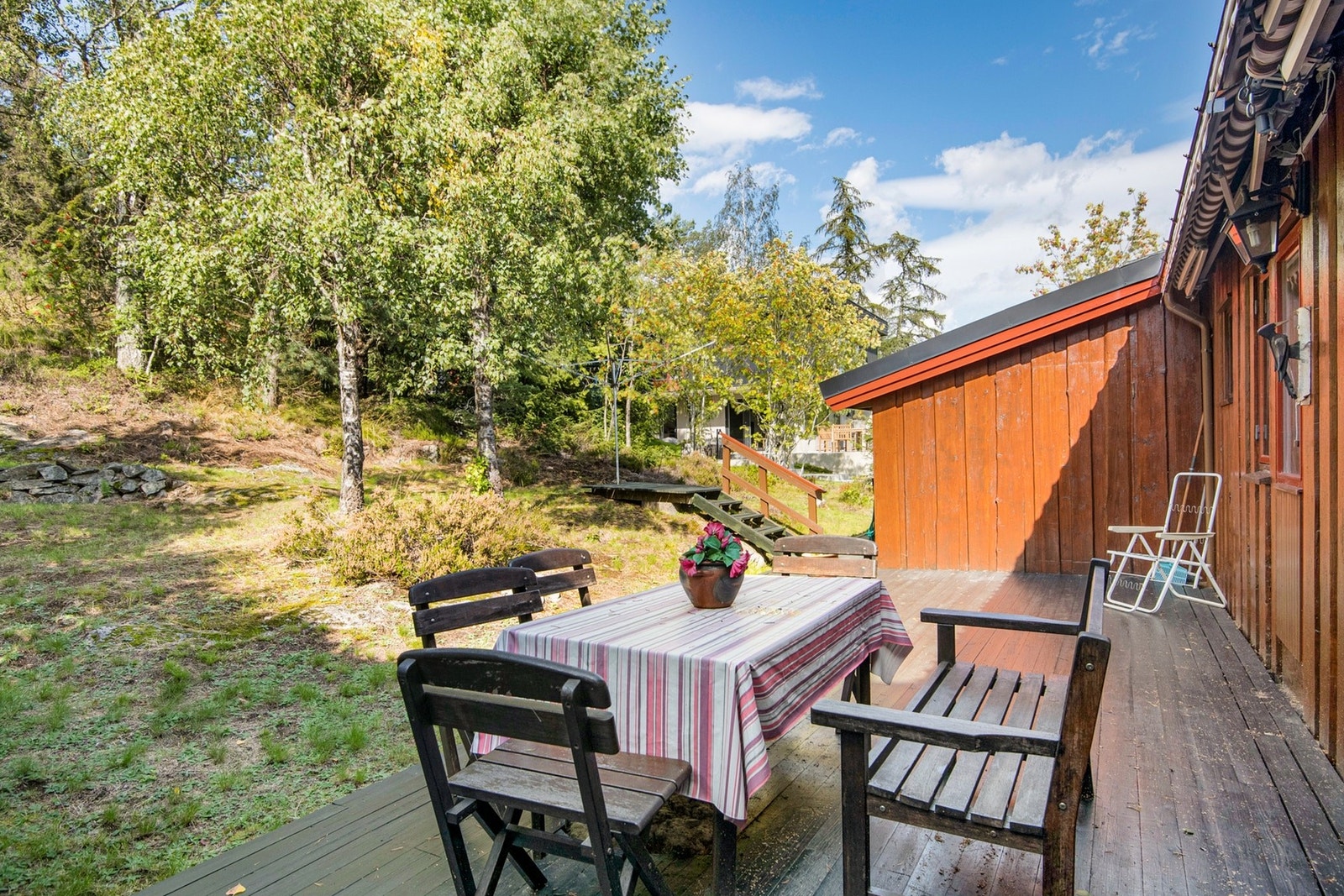 Uteplass med grill og møbler Galleribilde