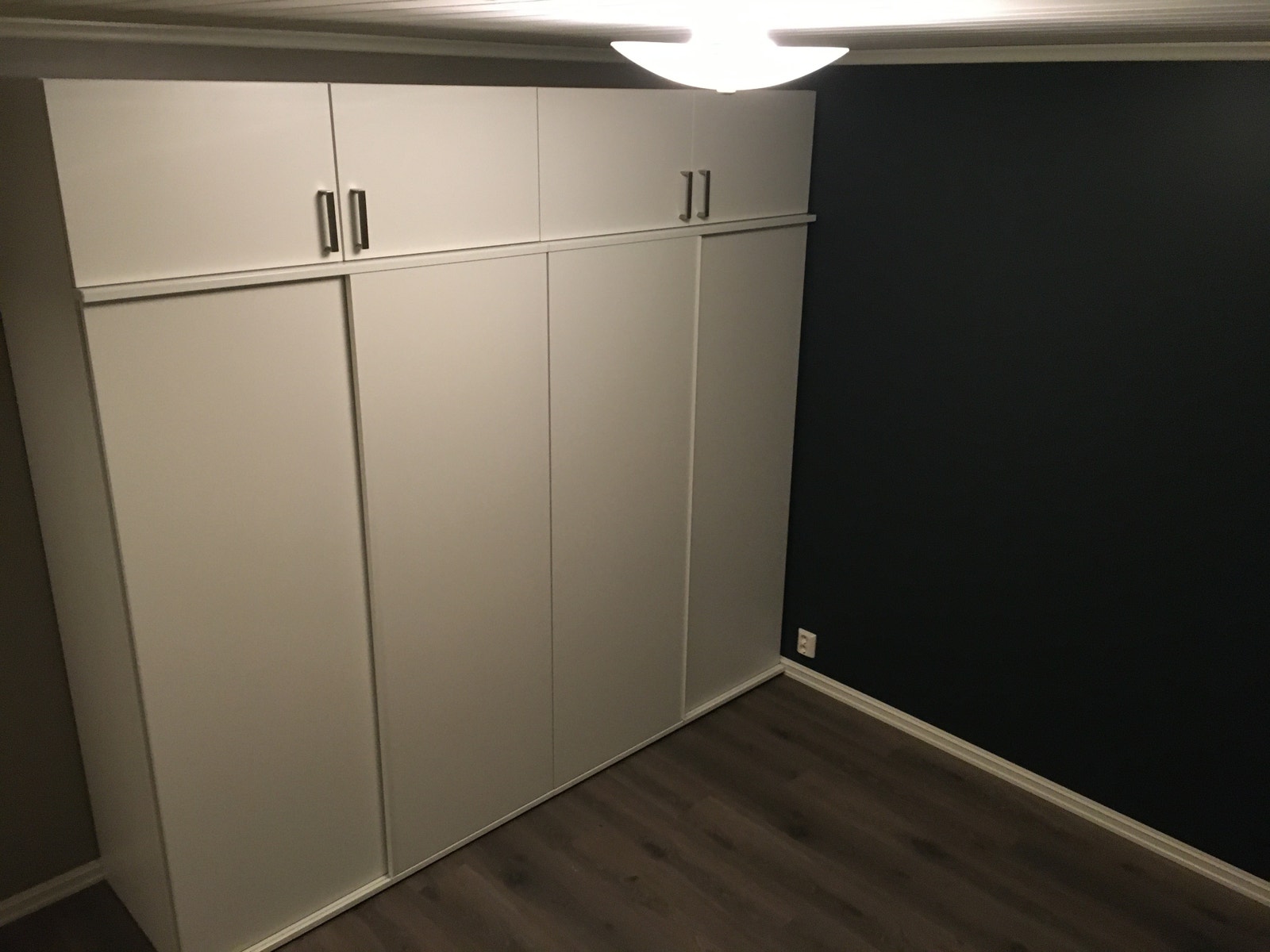 Romslig soverom med god plass i skap. Galleribilde