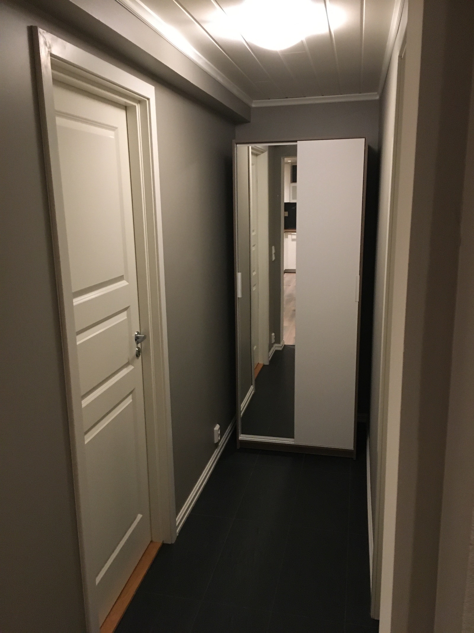 Flislagt gang/inngangsparti med garderobeskap. Galleribilde