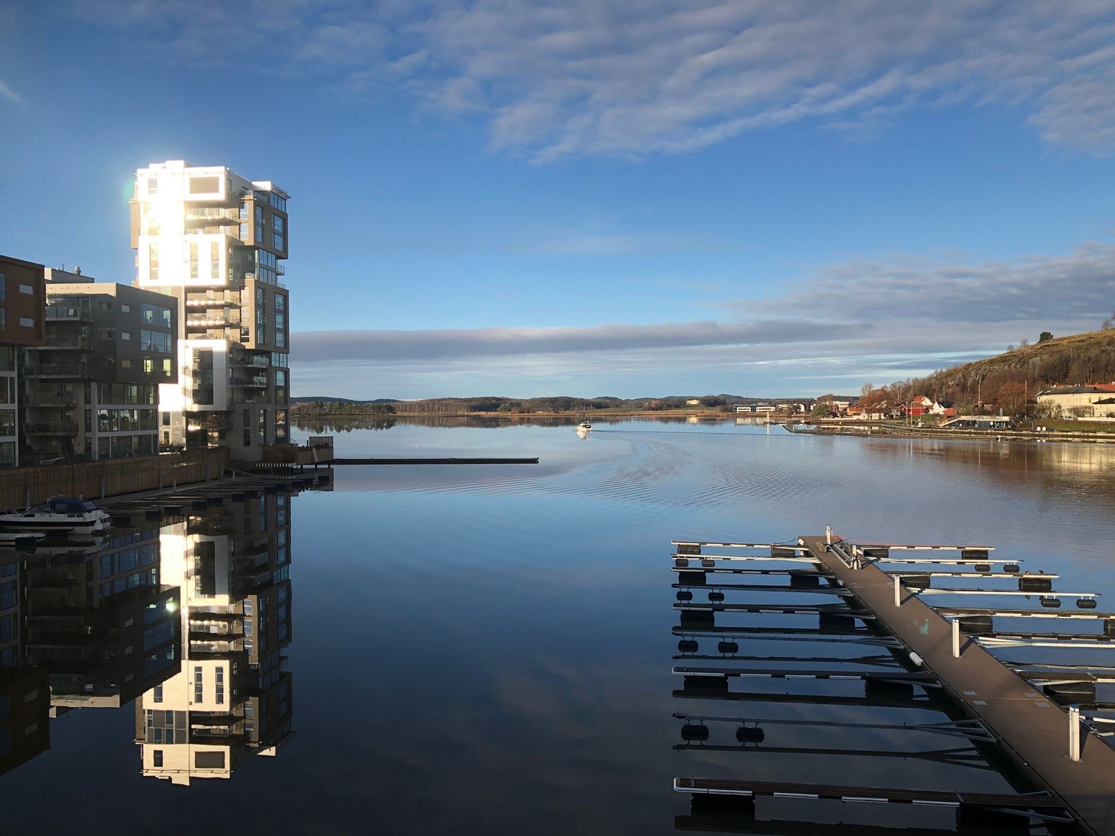 Ligger flott plassert ved dokka på Kaldnes Galleribilde