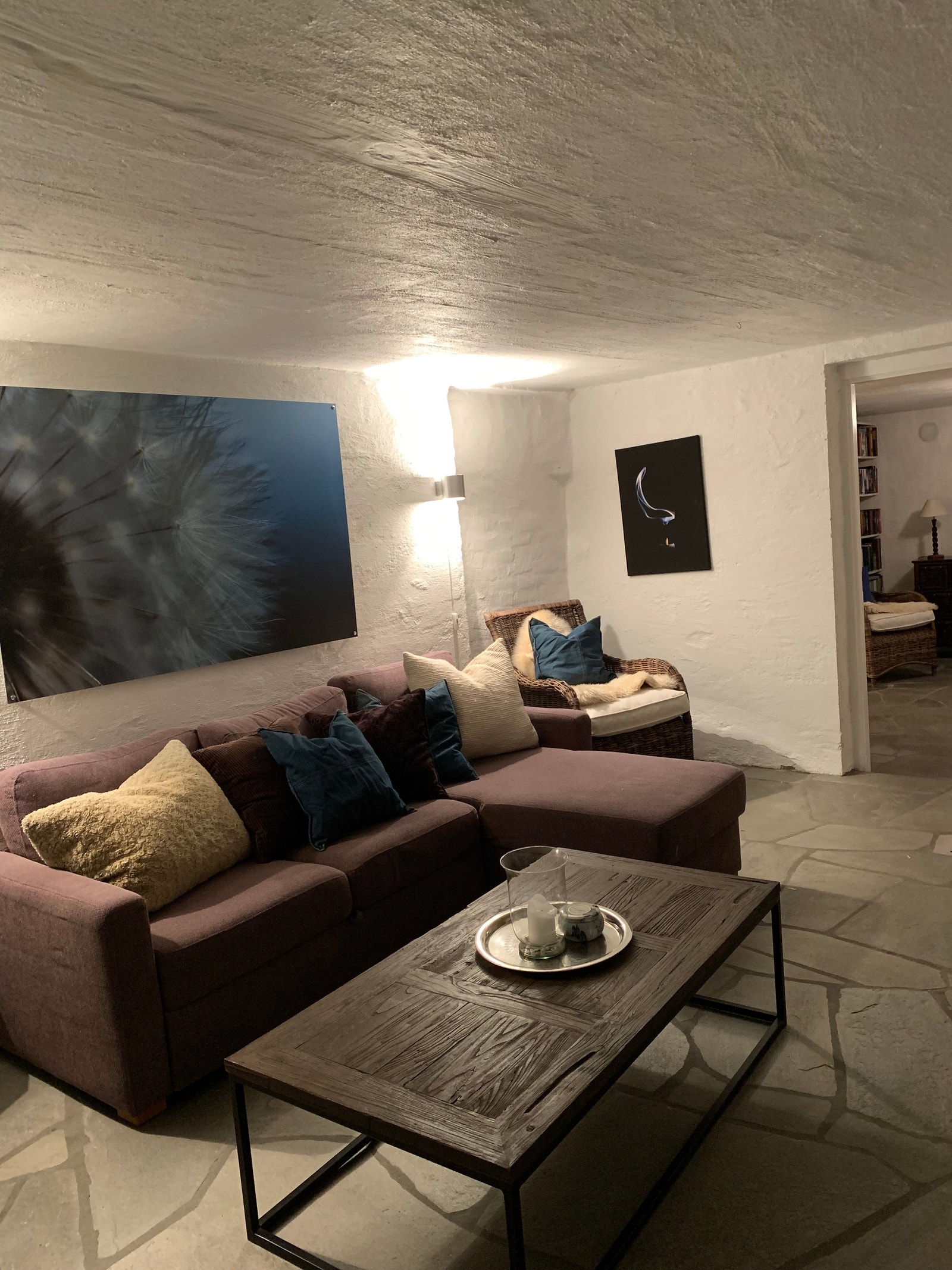 Romslig stue m/ TV Galleribilde