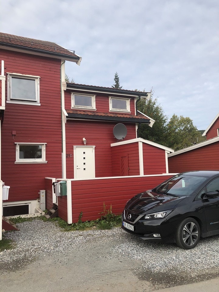 Bygget ble malt i 2023/2024. Ny ytterdør 2019. Galleribilde