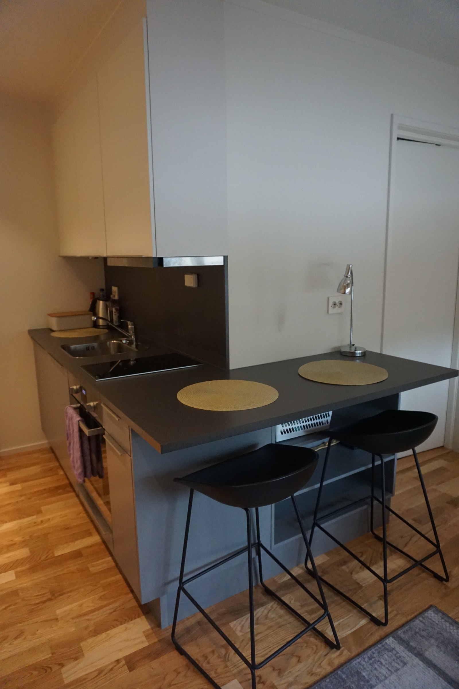 Spiseplass med bokhylle under Galleribilde