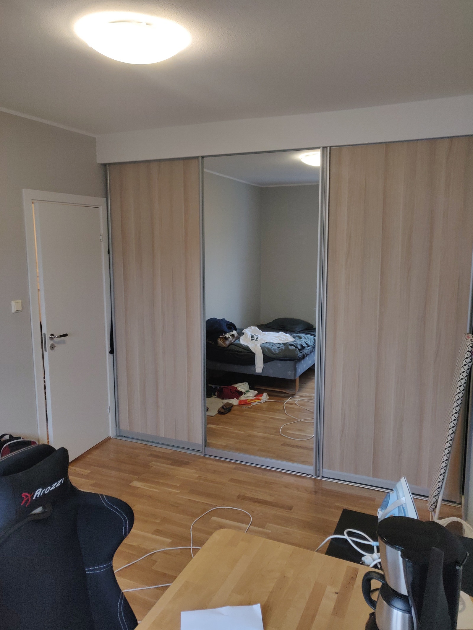 Rommet som leies ut med stort skap Galleribilde