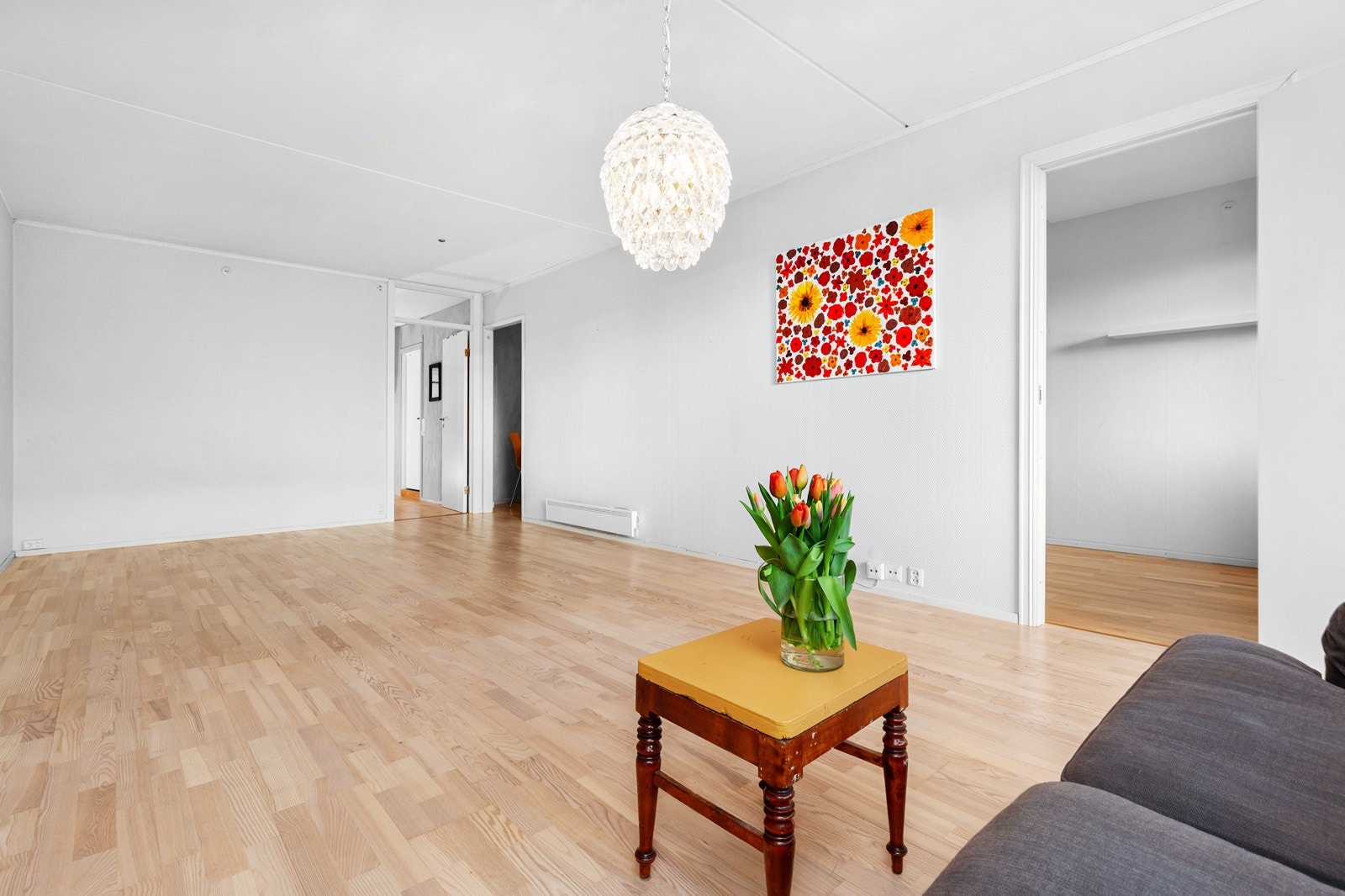 Det er god plass til egen spiseplass og sofakrok i stuen Galleribilde