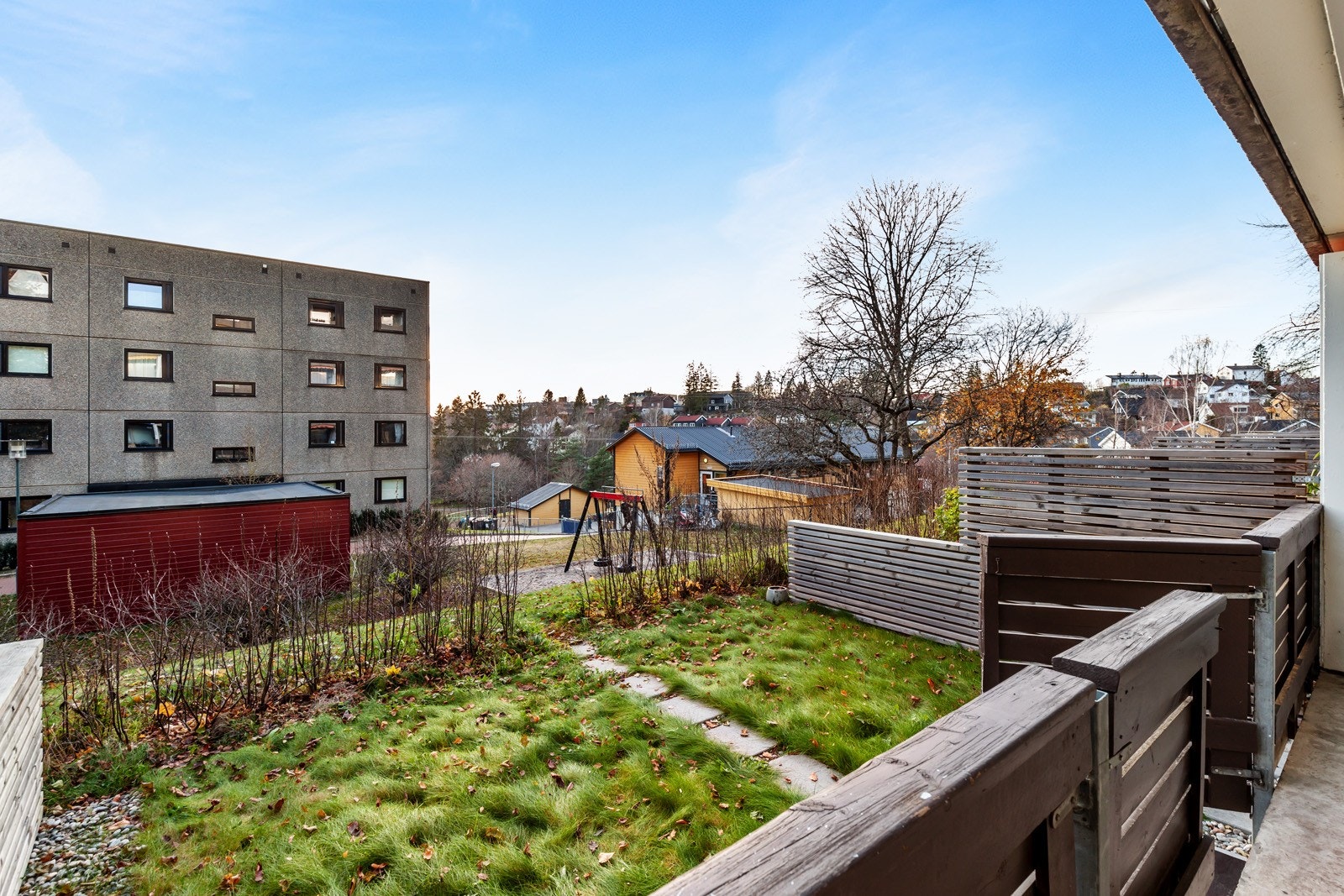 Gressplen i forkant med nedgang fra terrassen Galleribilde