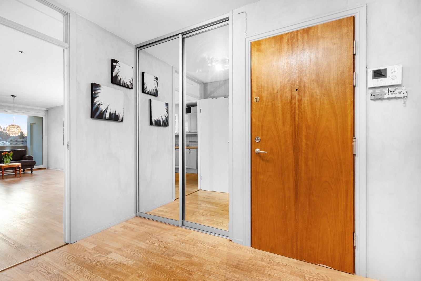 I entréen er det et stort garderobeskap Galleribilde