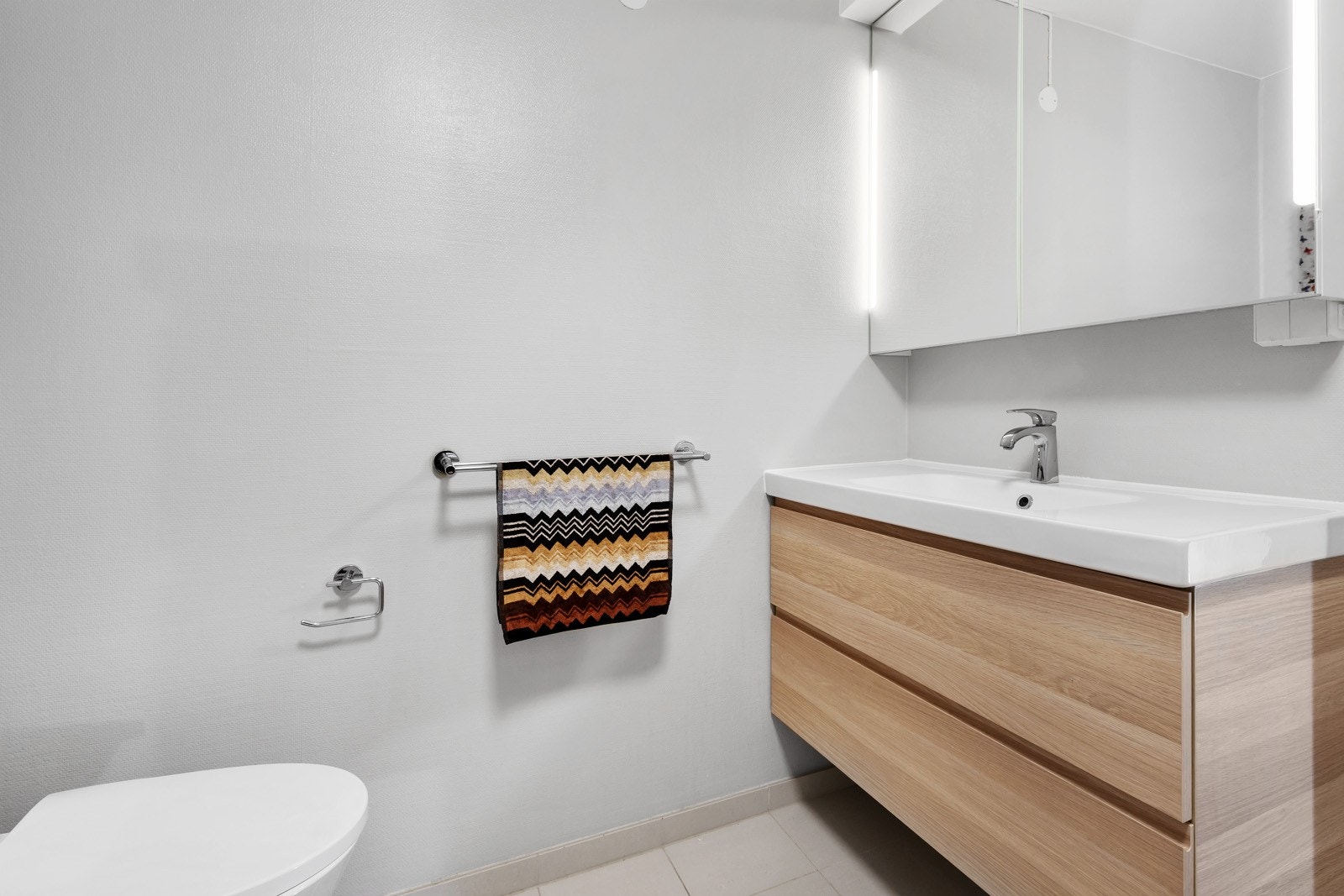 Fine baderomsmøbler med god plass til oppbevaring Galleribilde