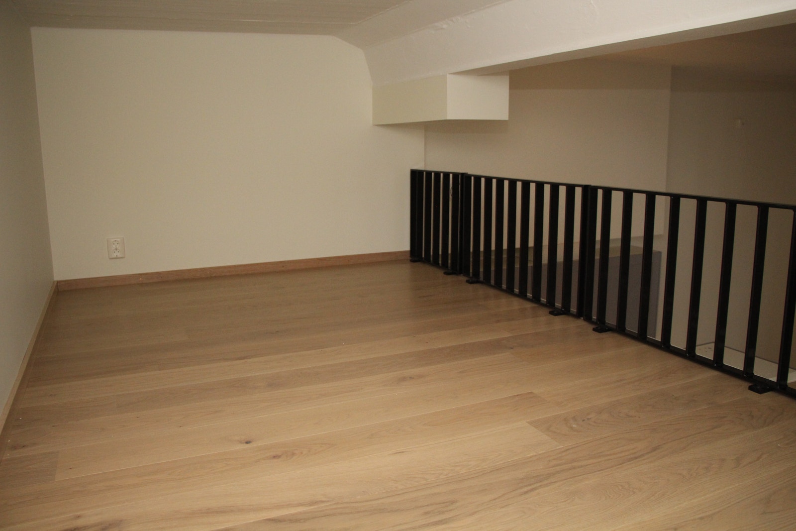 Solid rekkverk og to el-punkter. Galleribilde