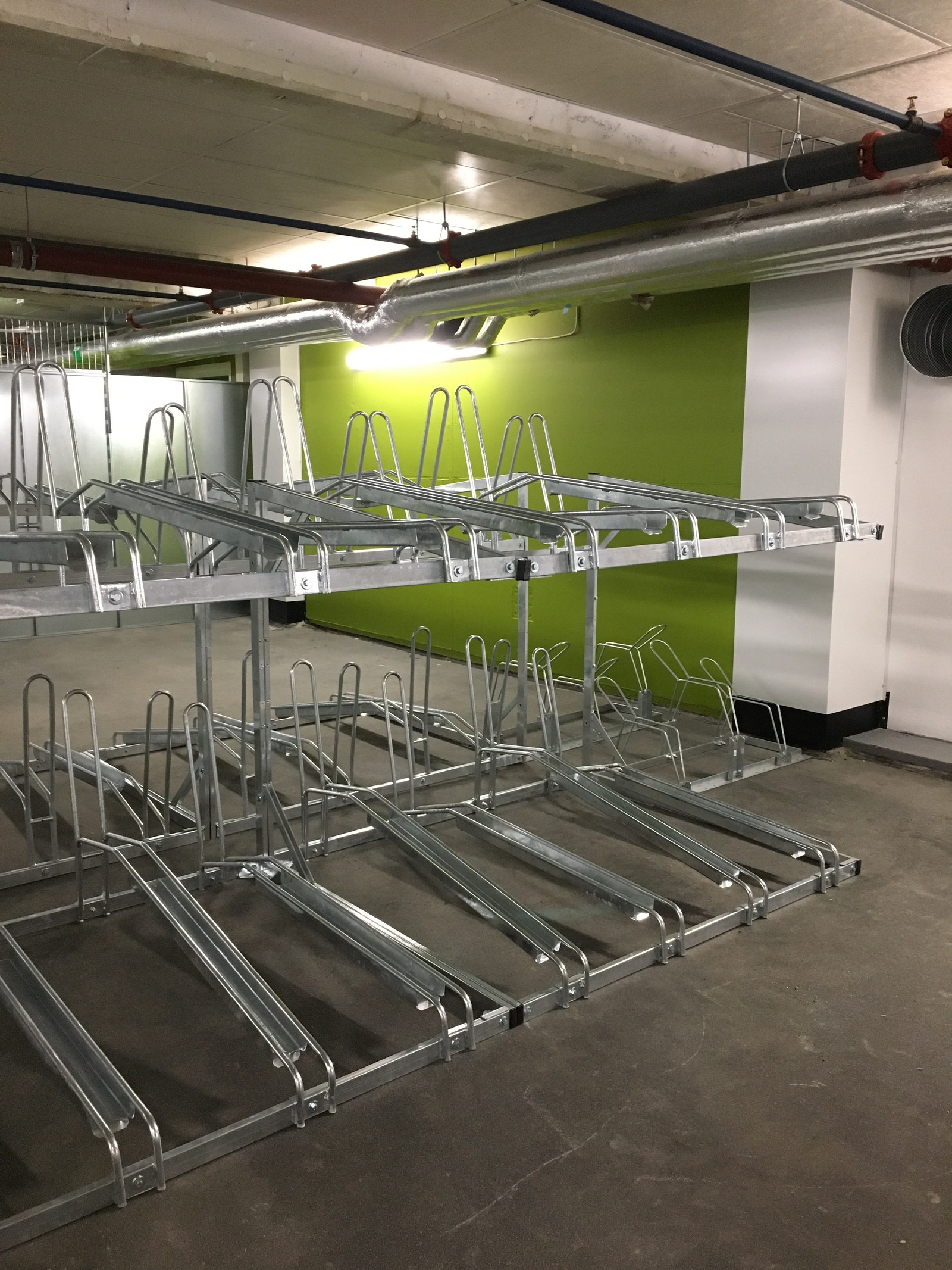 Sykkelboder i underetasjen for beboere. Galleribilde