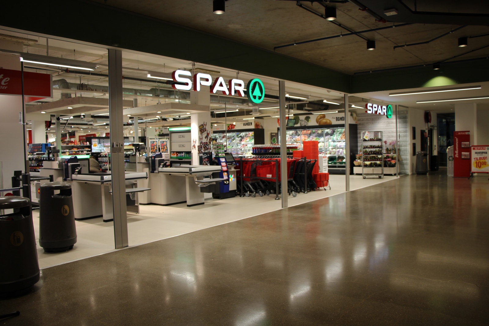 Stor dagligvarebutikk i byggets første etasje. Galleribilde