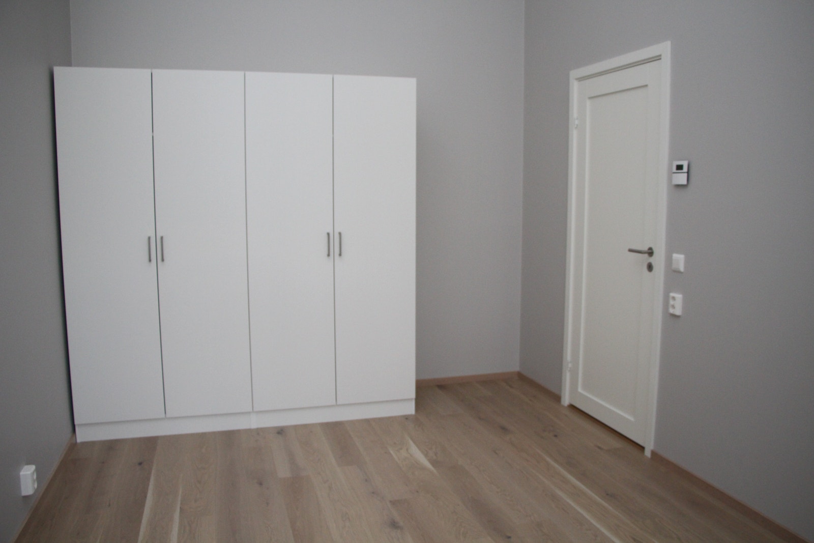 God skapplass på soverom. Galleribilde