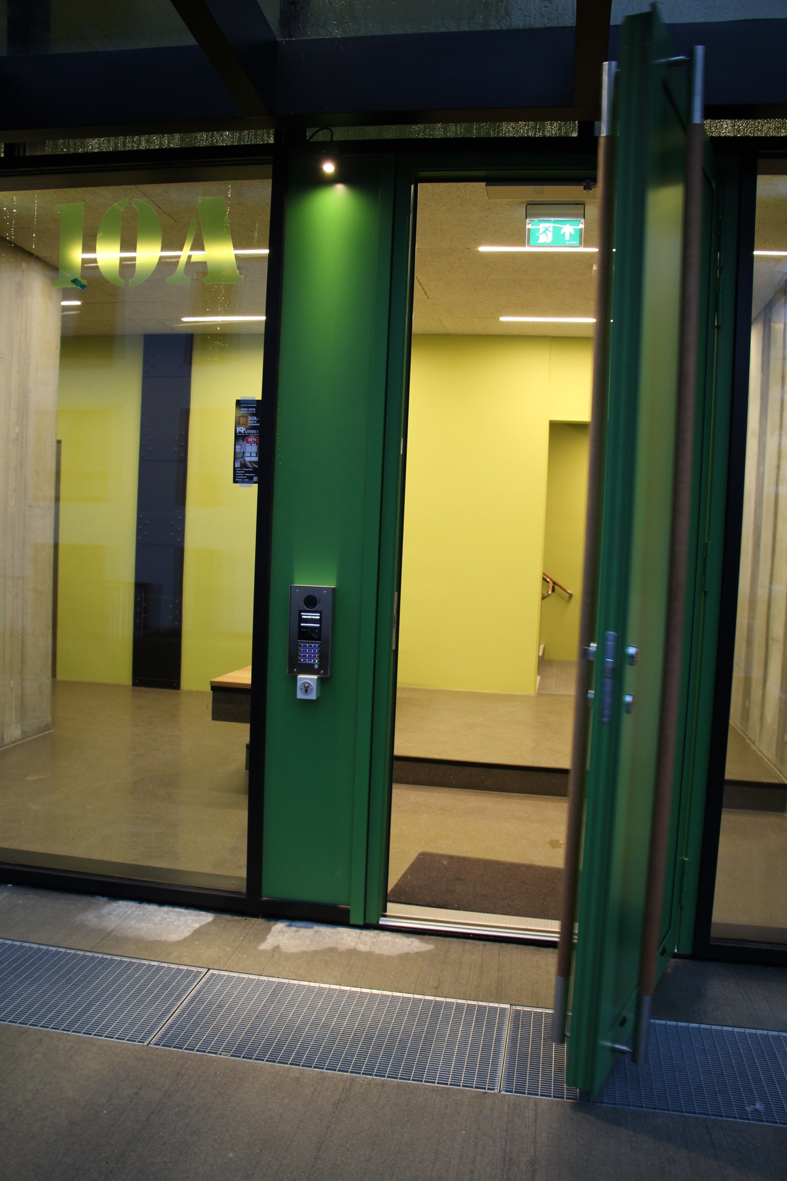 Hovedinngangsparti. Callinganlegg til leiligheten. Låsbare postkasser. Galleribilde