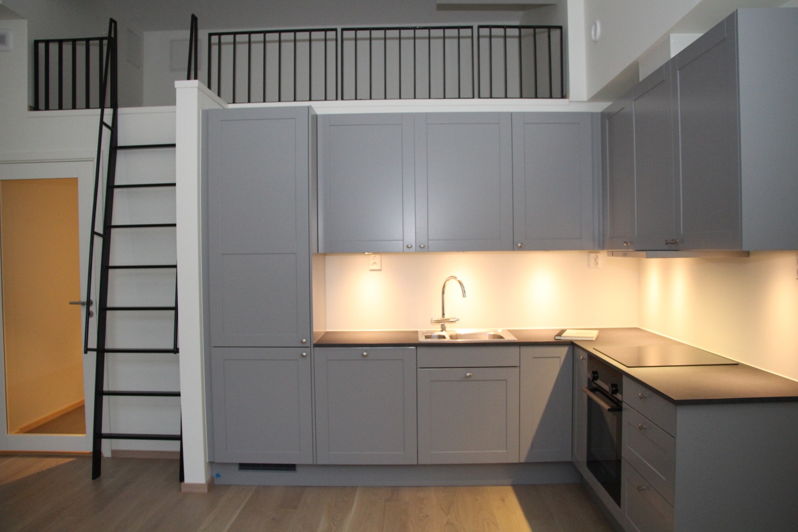 Åpen kjøkkenløsning fra Sigdal, med integrerte hvitevarer. Romslig hems tilknyttet stuen. Galleribilde