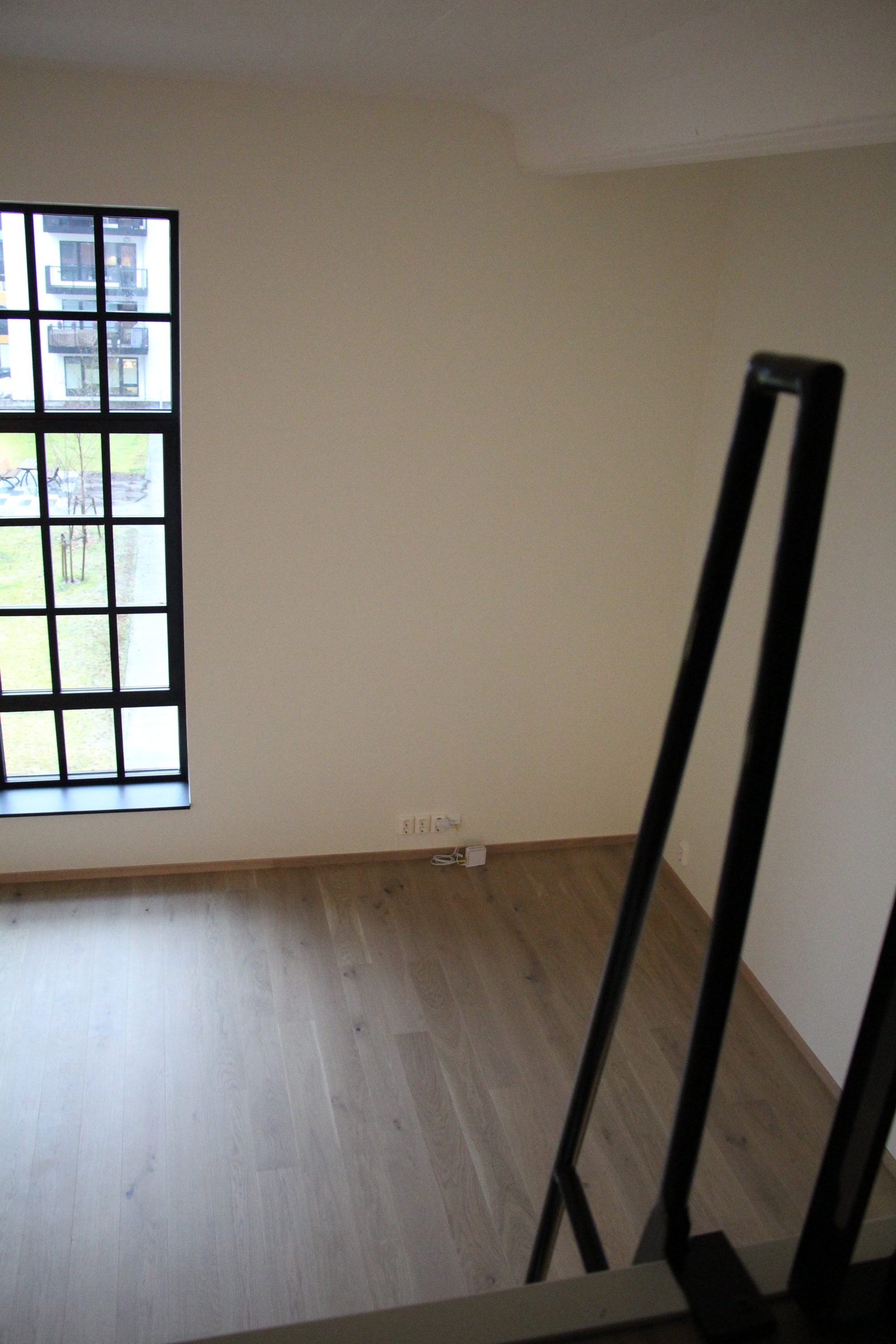 Del av stue sett fra hems. Opplegg for TV. Galleribilde