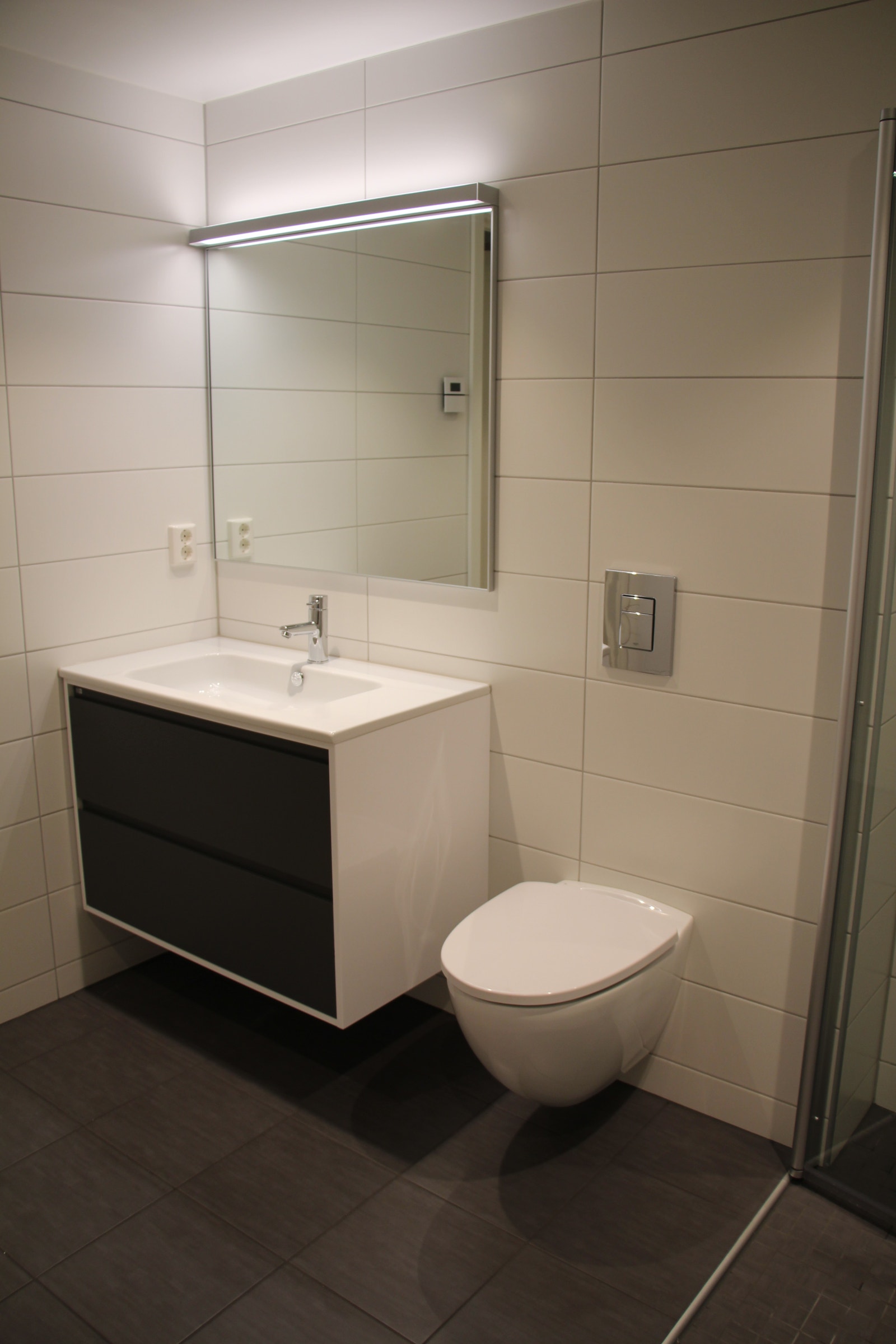 Stort bad med baderomsinnredning fra Sigdal og med vegghengt toalett. Galleribilde