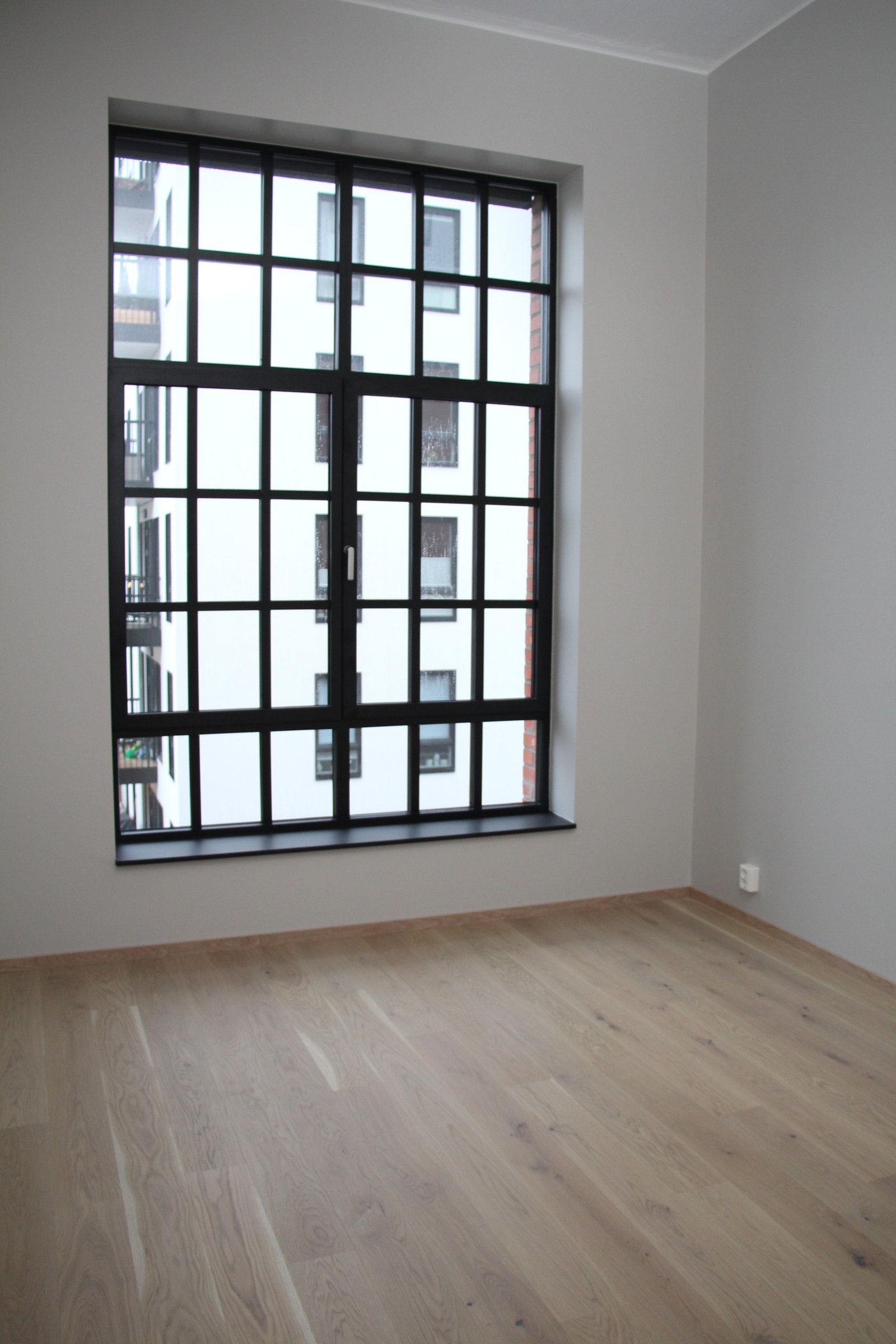 Romslig og lyst soverom, med god plass til stor dobbeltseng. Galleribilde