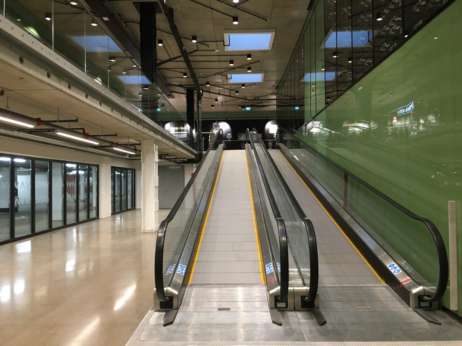 Innendørs adkomst mellom leilighet og handlesenter, via parkeringsanlegg. Galleribilde