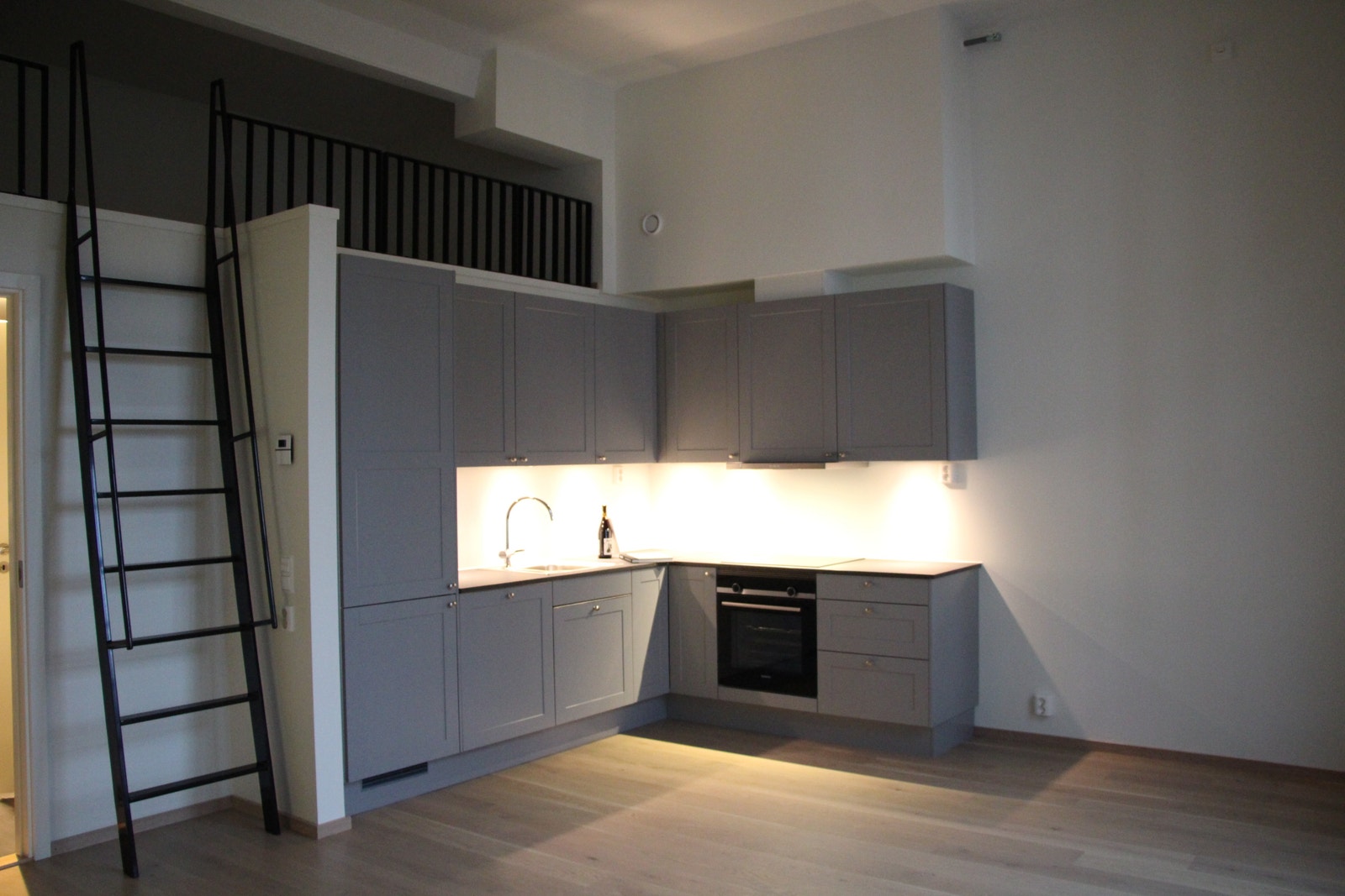 Åpen kjøkkenløsning fra Sigdal, med integrerte hvitevarer. Galleribilde