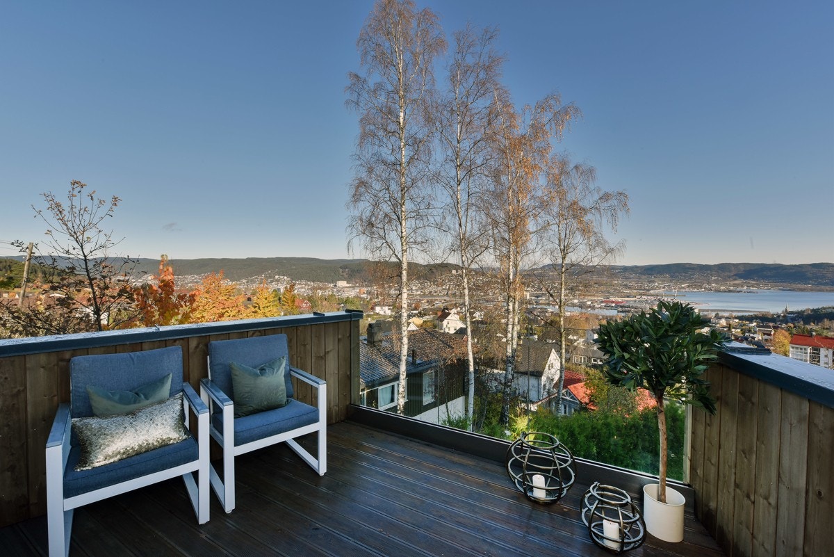 Nydelig utsikt fra uteplassen. Galleribilde