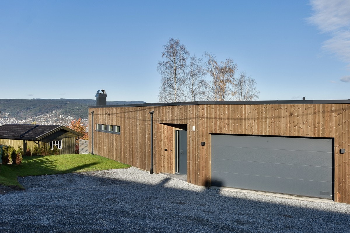 Det er parkering i integrert dobbelgarasje. Galleribilde