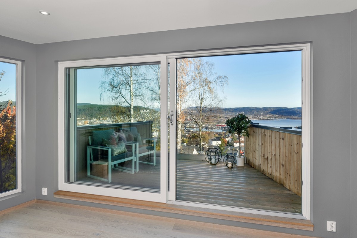 Utgang til en solrik terrasse. Galleribilde