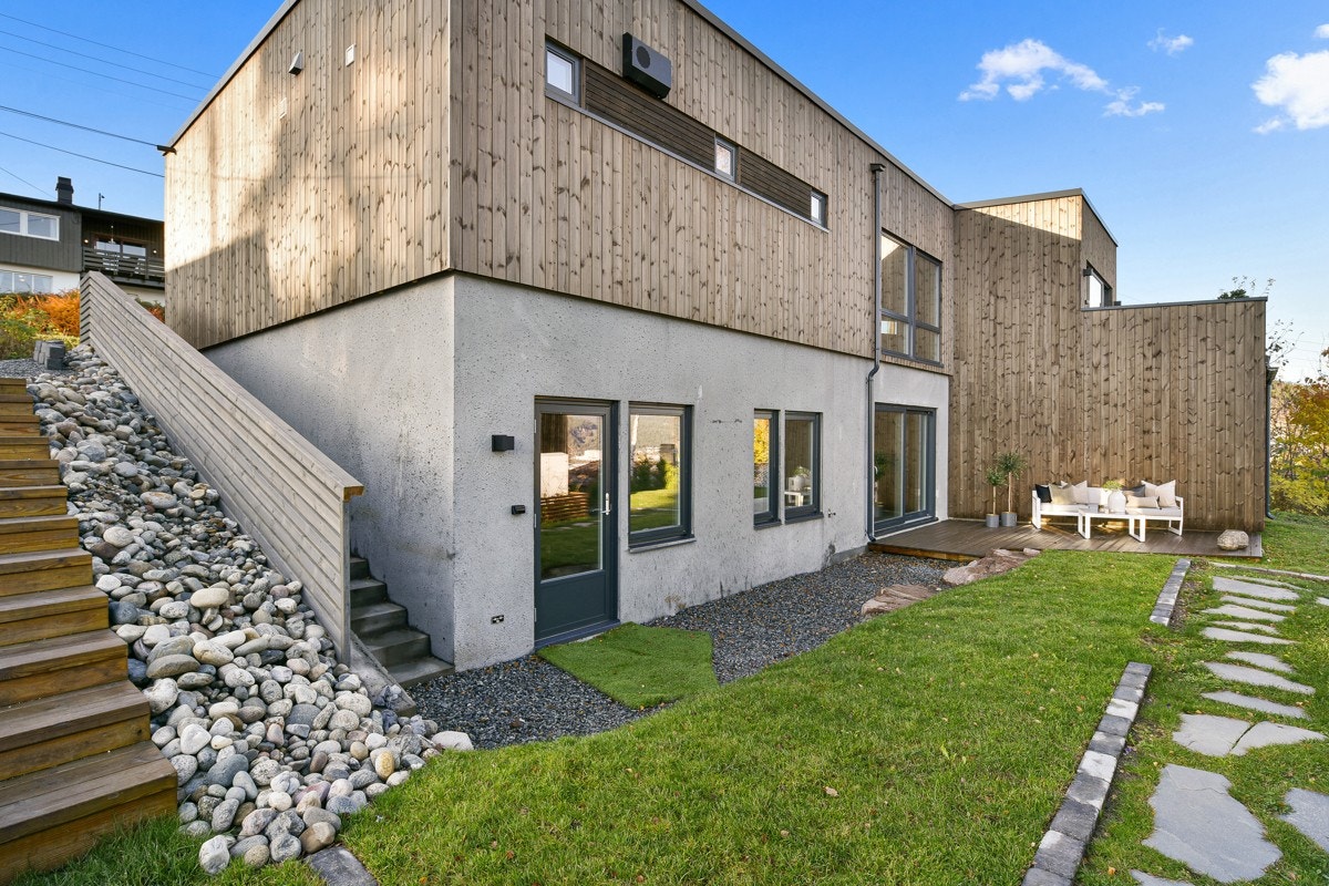 Tomten er opparbeidet med hekker og ferdigplen. Galleribilde