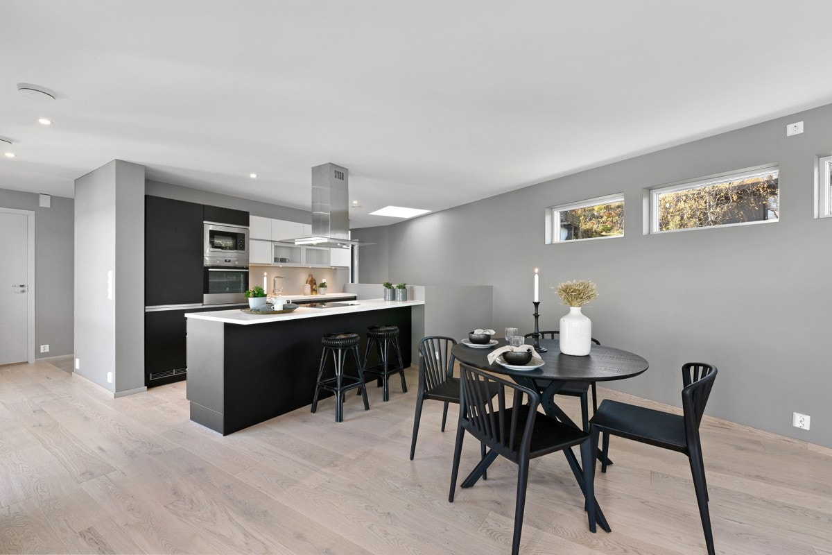 God plass til et langbord. Galleribilde
