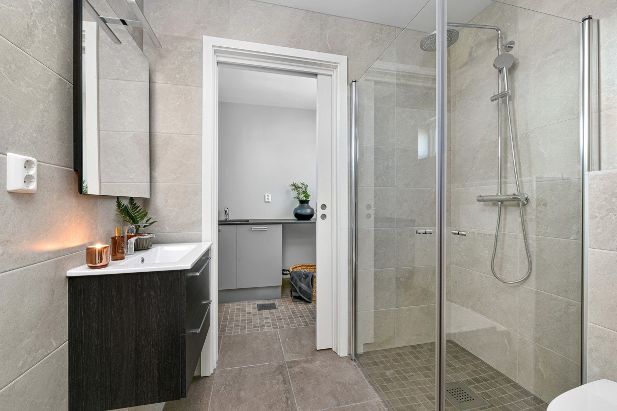 Badet har en lekker baderomsinnredning, wc og en dusjnisje. Galleribilde