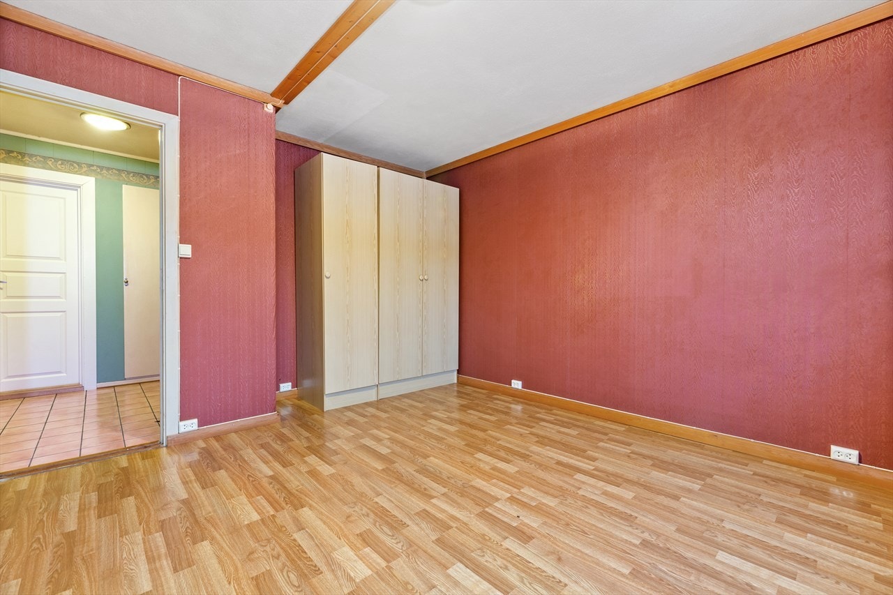 Soverommene er av god størrelse og har rikelig med plass for seng, nattbord og tilhørende garderobeskap. Galleribilde