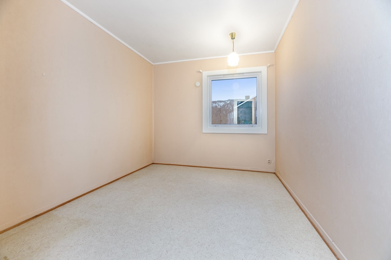 Dette rommet kan bli meget pent med litt farge,
og tidsriktig interiør. Galleribilde