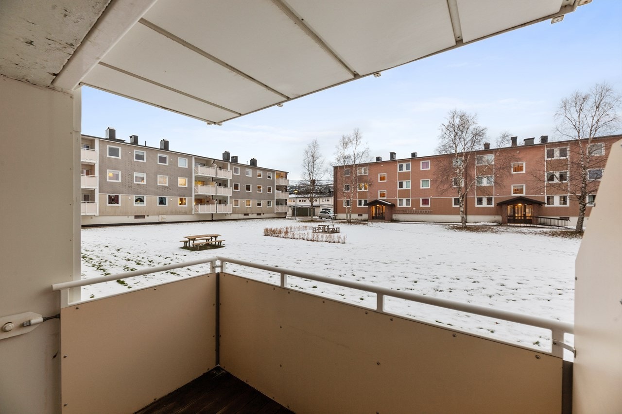 Balkongen ligger vendt mot stille og fredelig fellesareal. Galleribilde