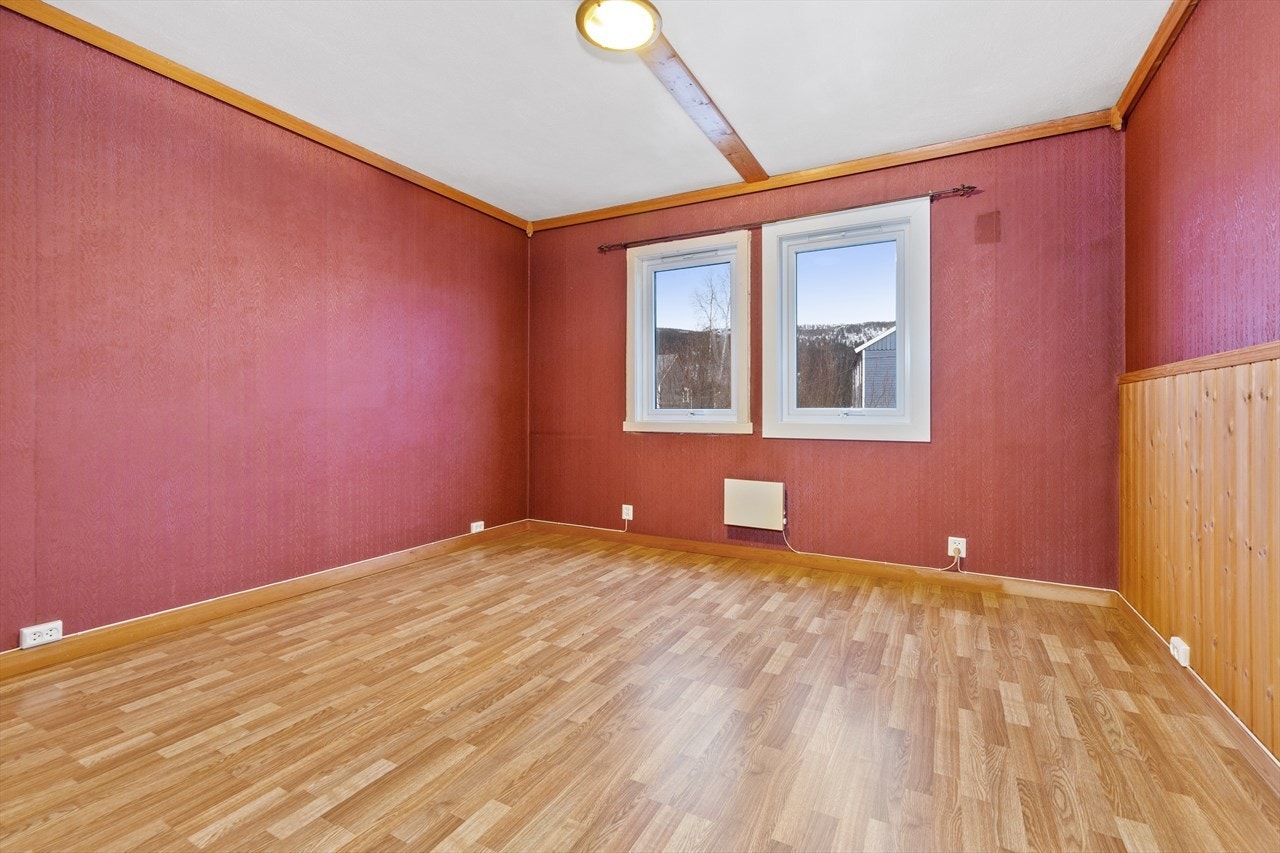 Parketten fremstår som pent brukt, men et lite malingstrøk hadde gjort underverker. Galleribilde