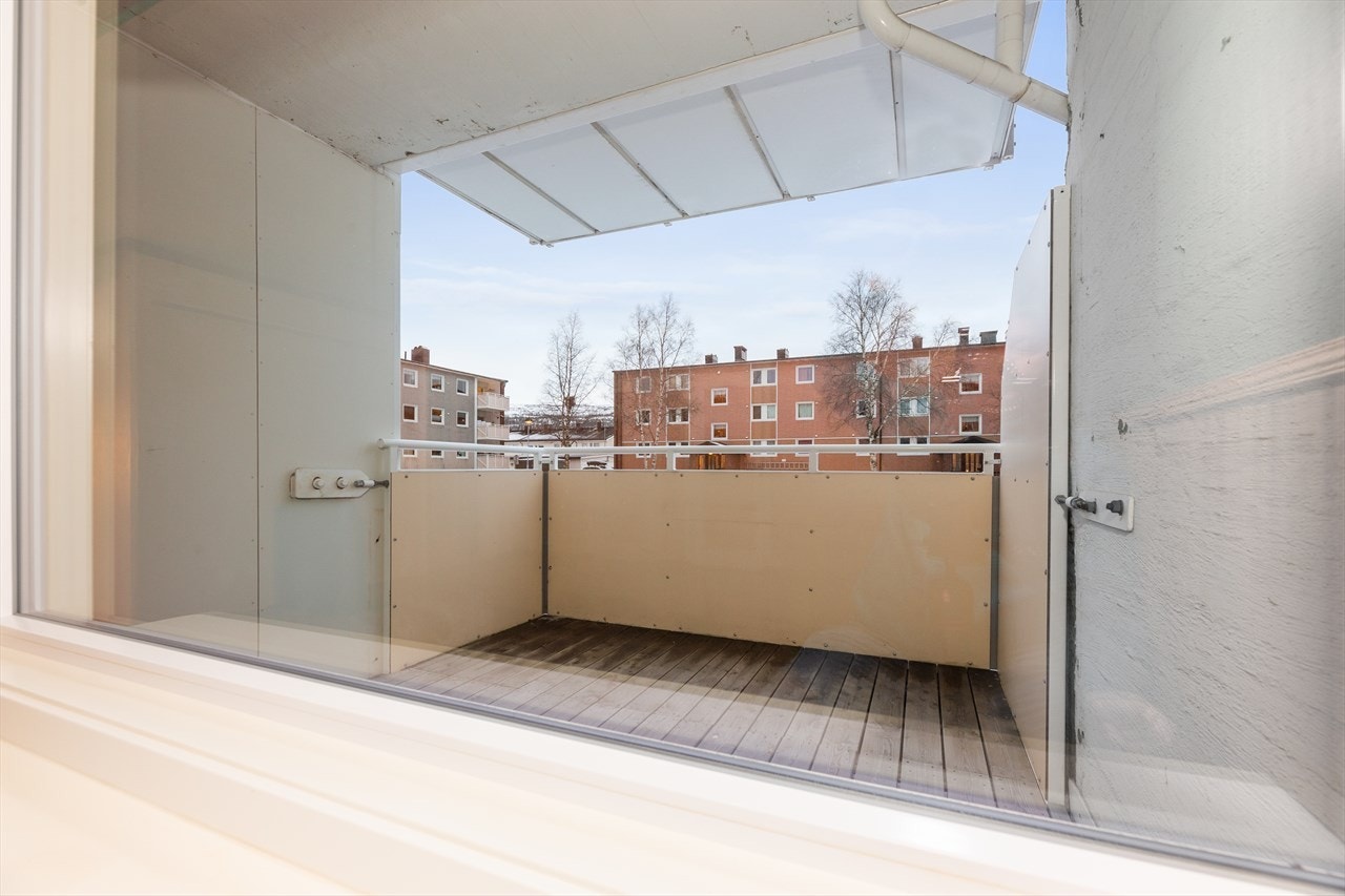 Man har en pen balkong som man kan nyte på varme sommerdager. Galleribilde