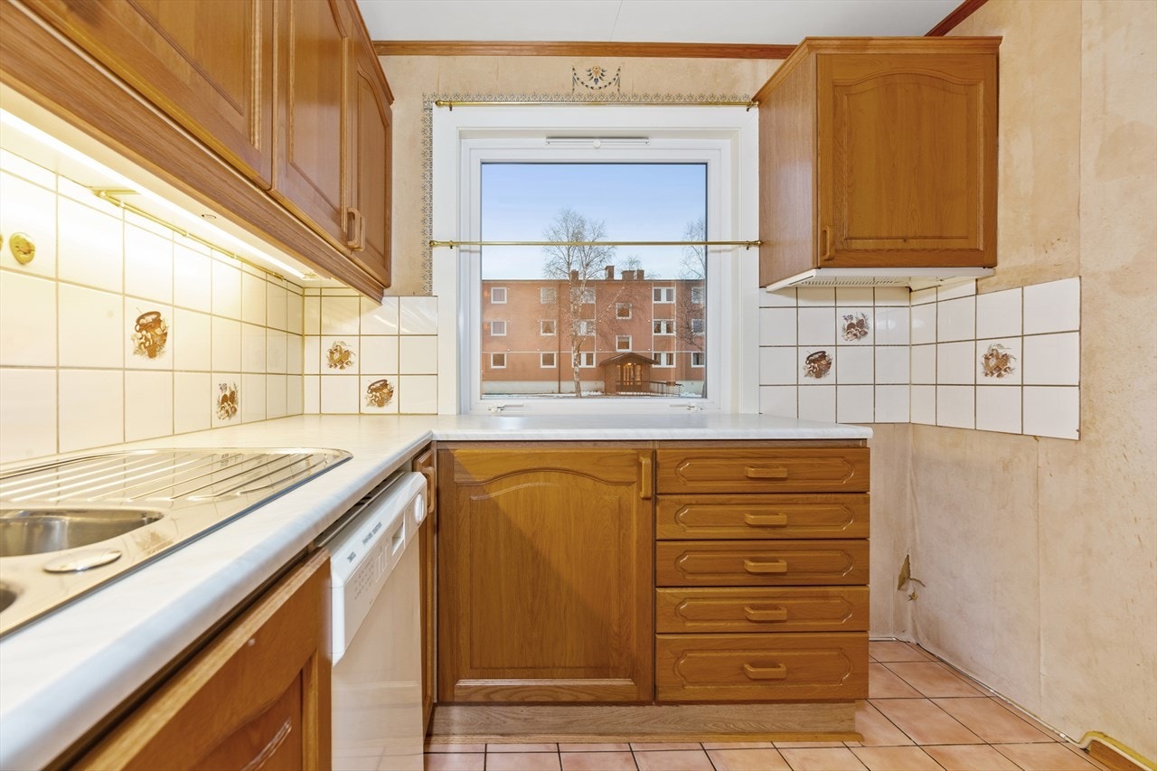 Utformingen på kjøkkenet gir store arbeidsflater og man har rikelig med skap og benkeplass. Galleribilde