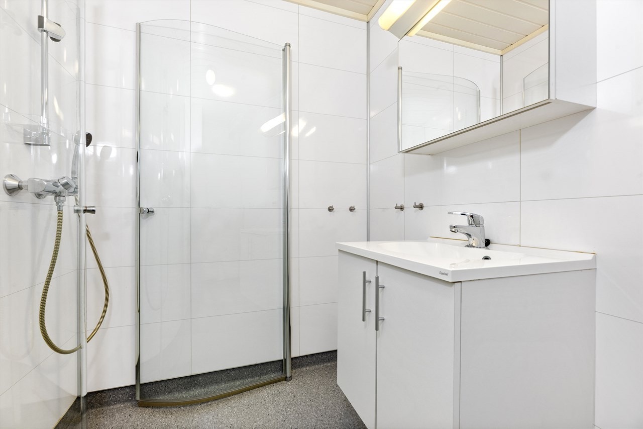 Baderommet er veldig pent med tidløst materialvalg. Galleribilde