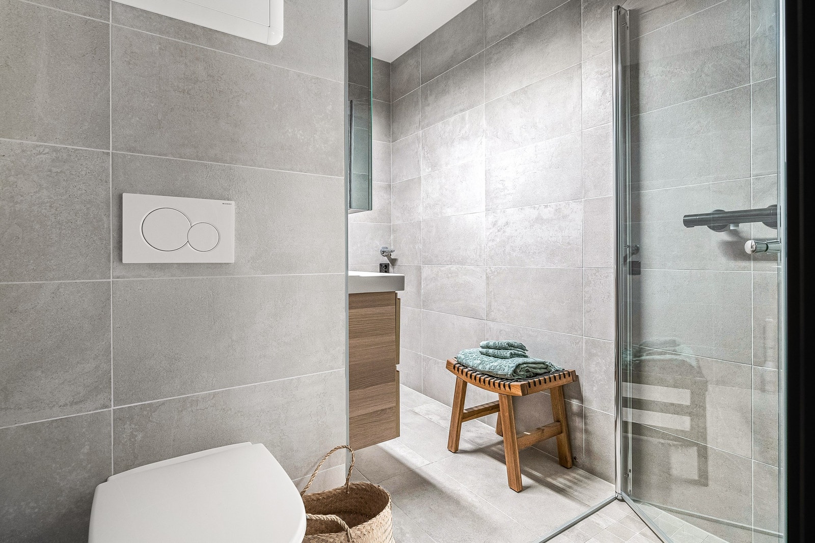 Badet er ca. 3,5 kvm., med smarte og arealeffektive løsninger. Galleribilde